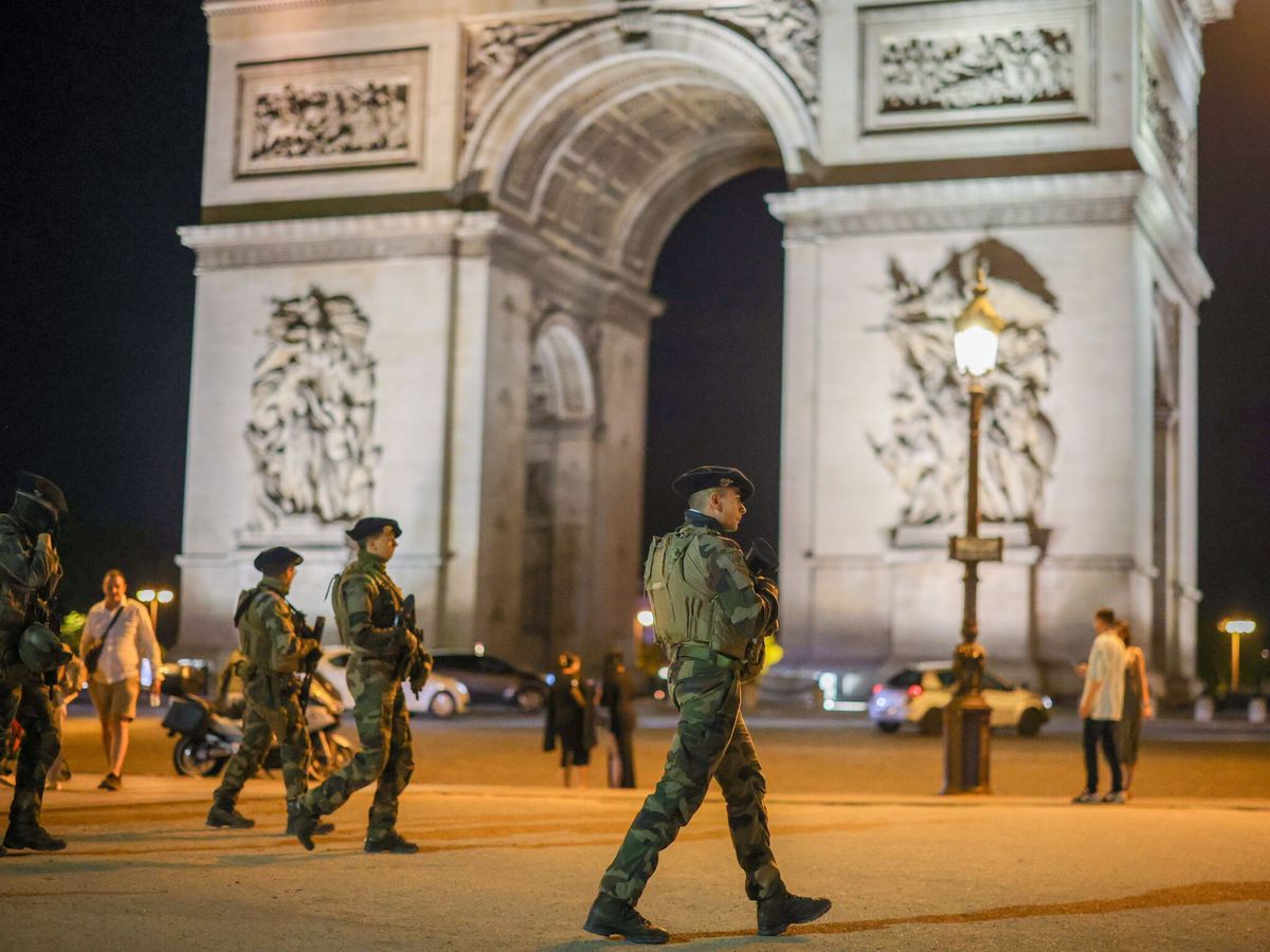 Inmigrantes violencia en Francia. Guerra racial en Francia. Militares en París